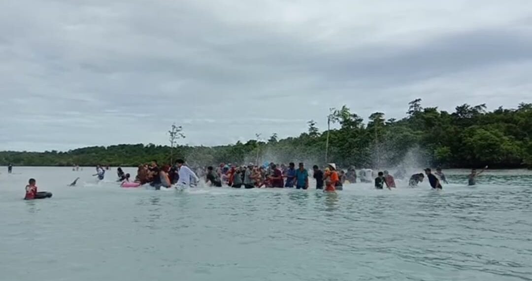 perayaan mandi tolak bala di Pulau Maratua (sumber: Camat Maratua Ariyanto)