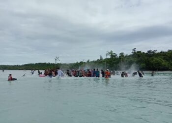 perayaan mandi tolak bala di Pulau Maratua (sumber: Camat Maratua Ariyanto)