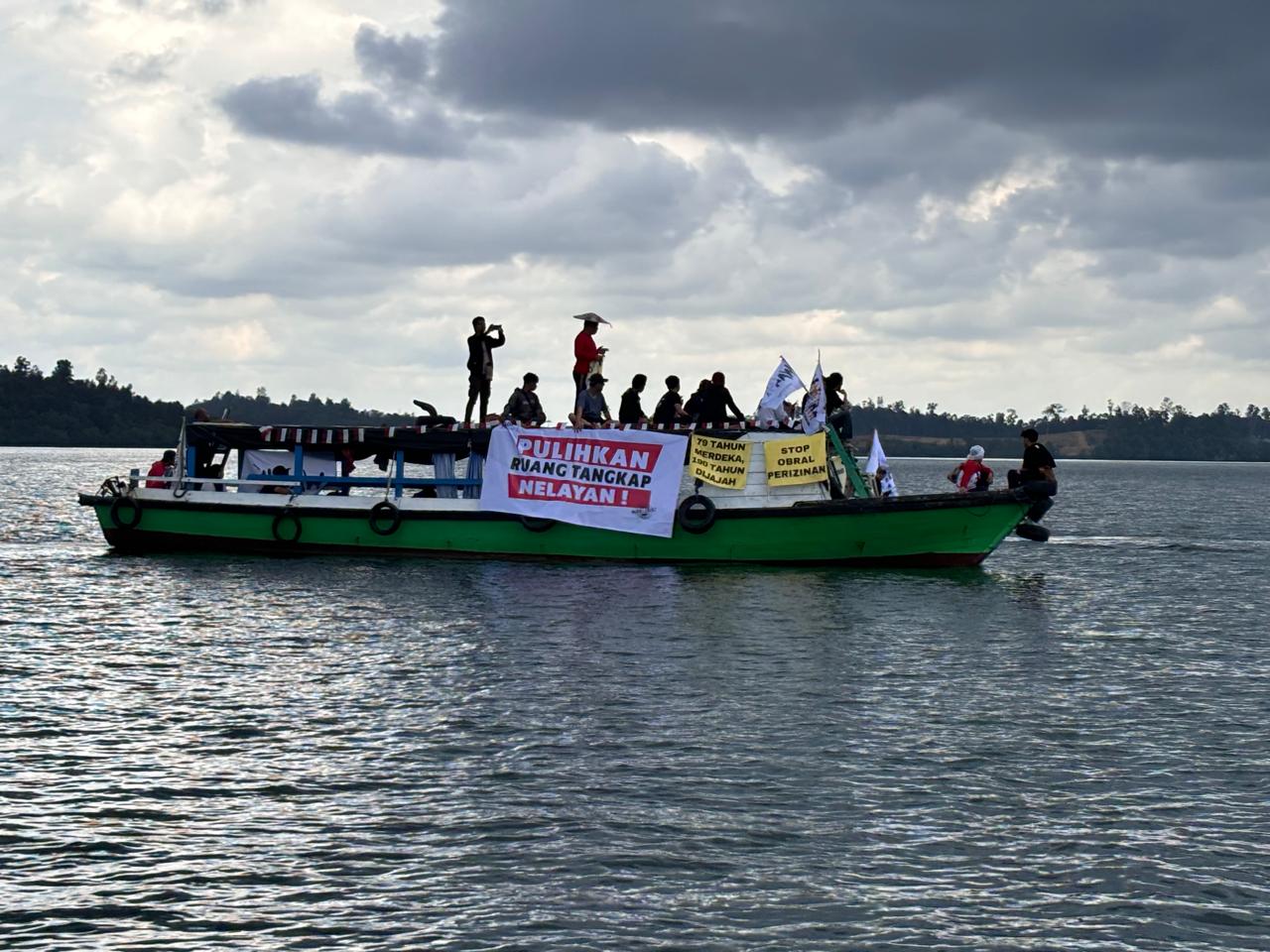 Pawai perahu para aktivis dan masyarakat adat di Teluk Balikpapan (Sirana.id)