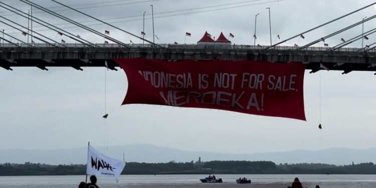 Aksi aktivis di area Teluk Balikpapan pada 17 Agustus 1945. (Dok: Sirana.id)