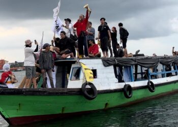orasi aktivis di atas perahu yang melaju di Teluk Balikpapan (Dok: Sirana.id)