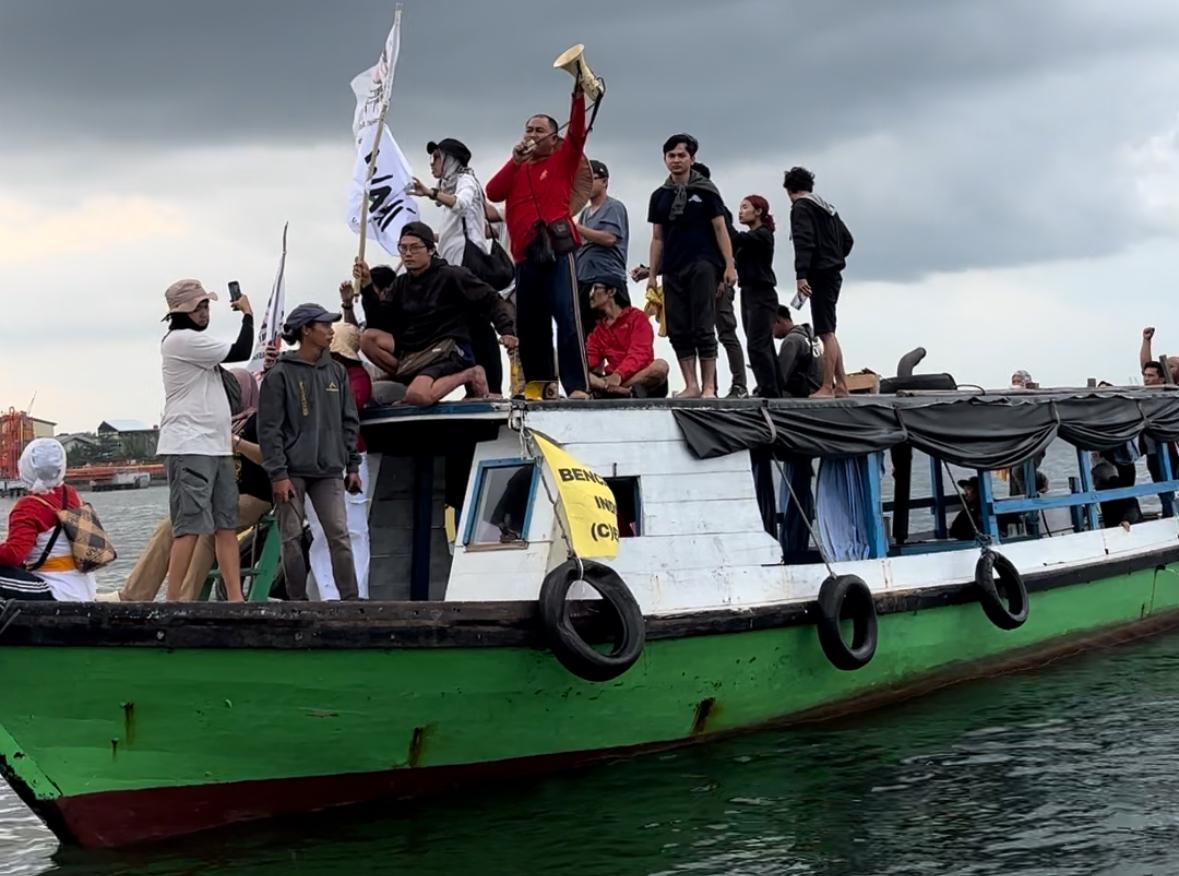 orasi aktivis di atas perahu yang melaju di Teluk Balikpapan (Dok: Sirana.id)