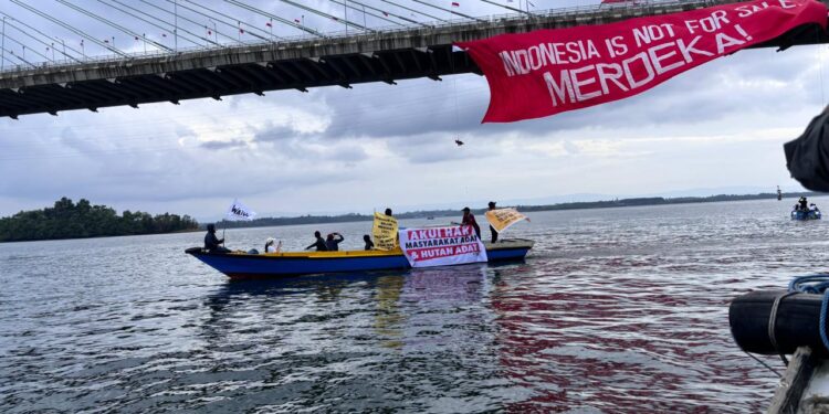 Protes aktivis di bawah Jembatan Pulau Balang (ilustrasi/ Sirana.id)