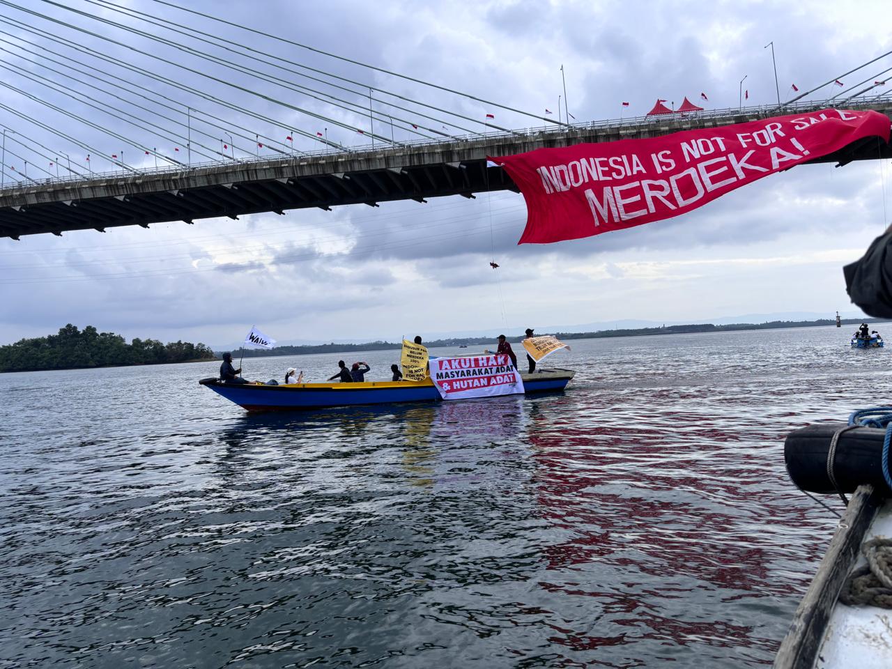 Protes aktivis di bawah Jembatan Pulau Balang (dok: Sirana.id)