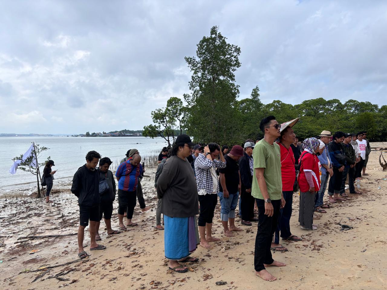 Upacara hari kemerdekaan oleh aktivis dan masyarakat adat di Pulau Kwangan, Teluk Balikpapan, Sebelum pawai perahu ke Jembatan Pulau Balang. (Sirana.id)