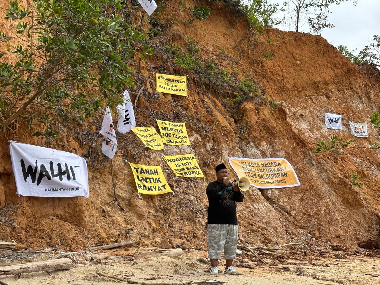 Pembina pada upacara hari kemerdekaan oleh aktivis dan masyarakat adat di Pulau Kwangan, Teluk Balikpapan, Sebelum pawai perahu ke Jembatan Pulau Balang. (Sirana.id)