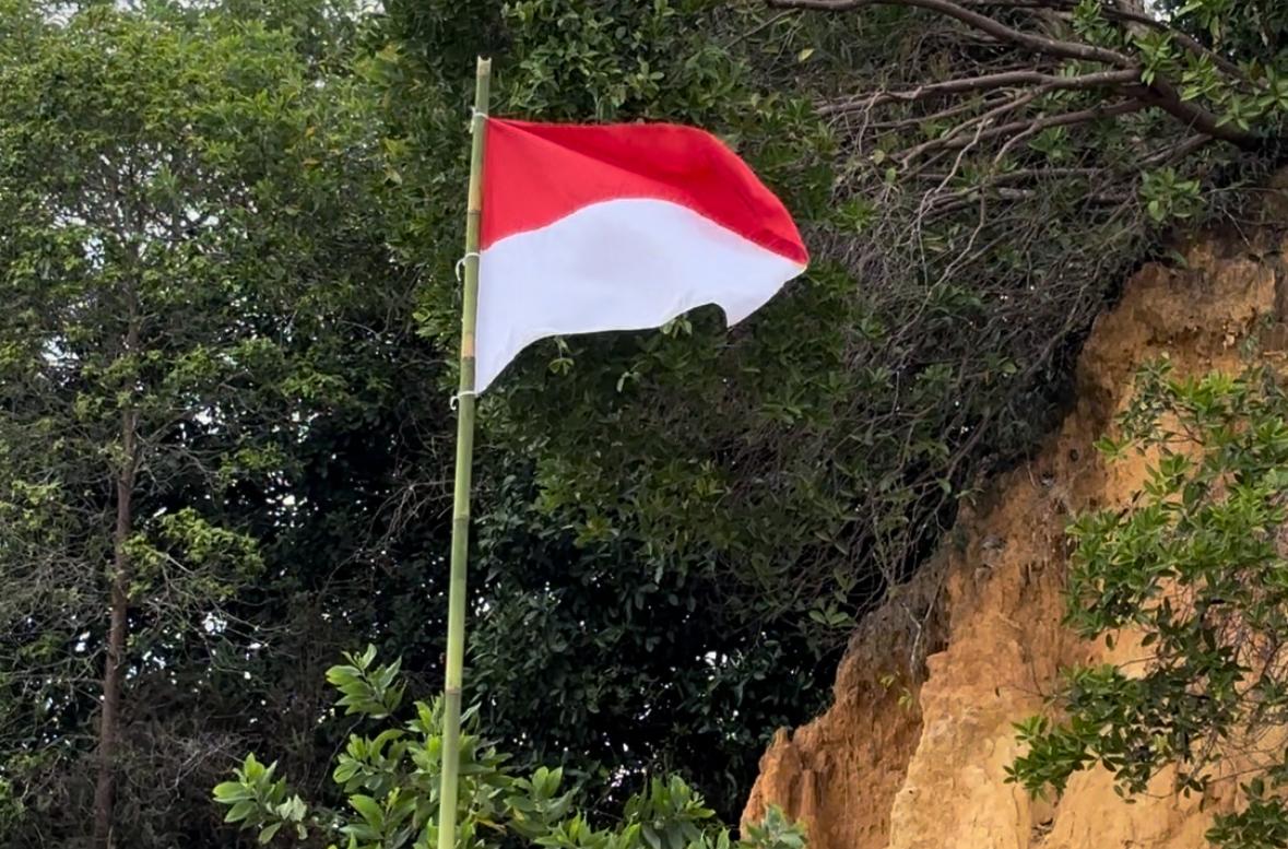 Bendera merah putih bertiang bambu hijau di Pulau Kwangan, Teluk Balikpapan (Sirana.id)