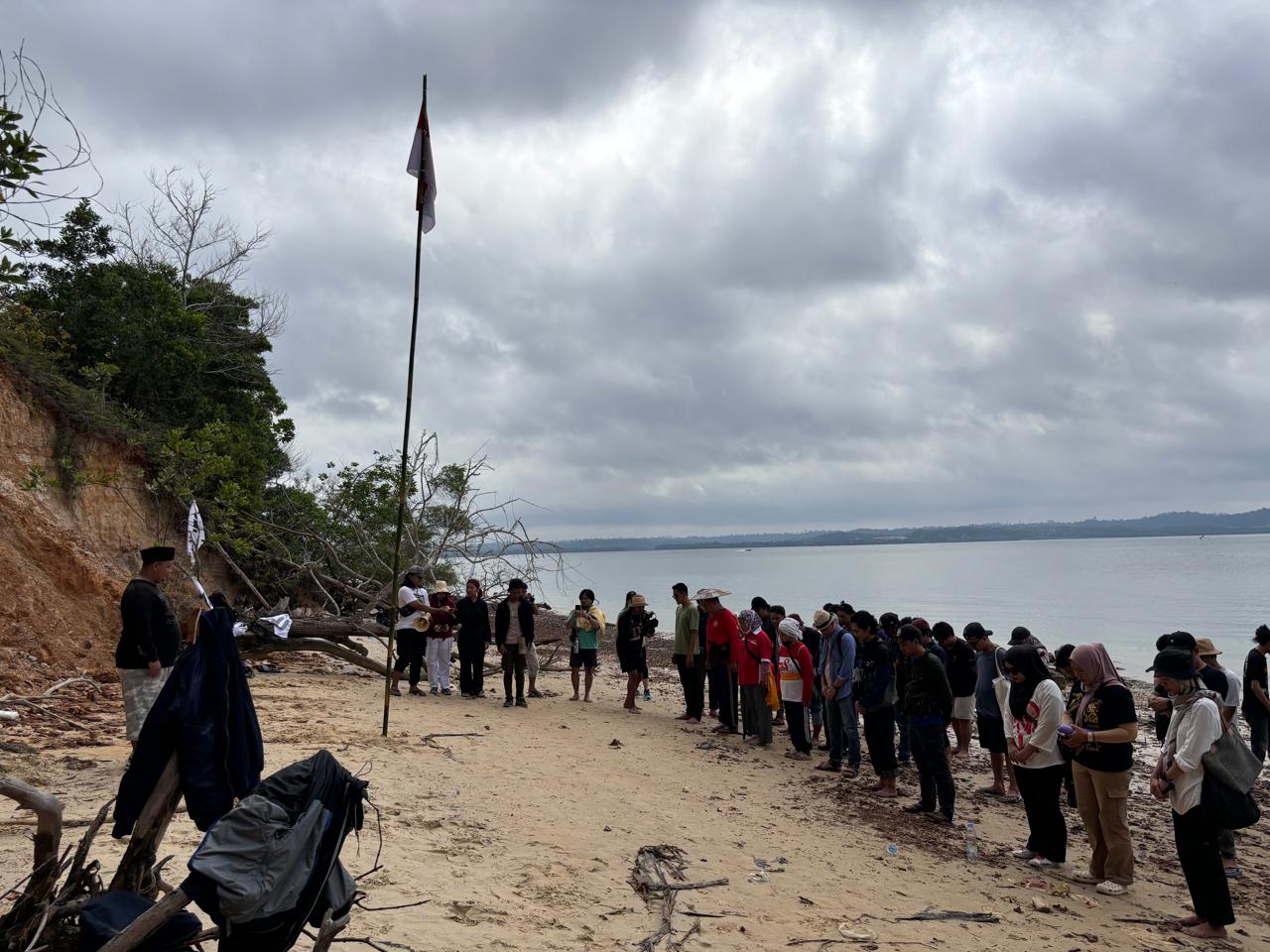 Peserta upacara hari Kemerdekaan di Pulau Kwangan, Teluk Balikpapan sedang memanjatkan doa. (Sirana.id)