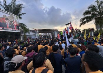 ilustrasi Orasi mahasiswa pada demonstrasi di depan Gedung DPRD Kaltim (dok. Sirana.id)