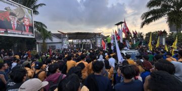 ilustrasi Orasi mahasiswa pada demonstrasi di depan Gedung DPRD Kaltim (dok. Sirana.id)