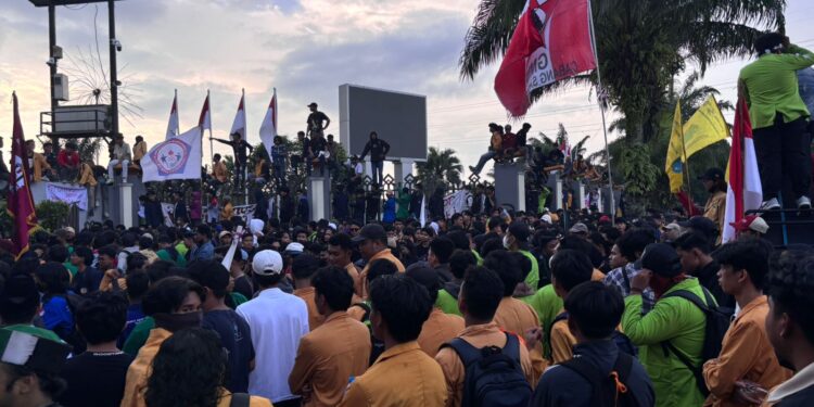 Orasi mahasiswa pada demonstrasi di depan Gedung DPRD Kaltim (dok. Sirana.id)