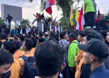 Orasi mahasiswa pada demonstrasi di depan Gedung DPRD Kaltim (dok. Sirana.id)