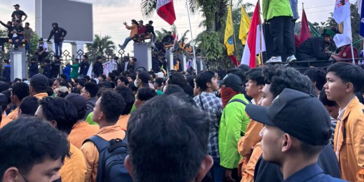 Orasi mahasiswa pada demonstrasi di depan Gedung DPRD Kaltim (dok. Sirana.id)