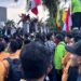 Orasi mahasiswa pada demonstrasi di depan Gedung DPRD Kaltim (dok. Sirana.id)
