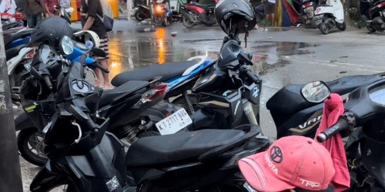 Pedagang berlindung dari water cannon. (Dok: Sirana.id)