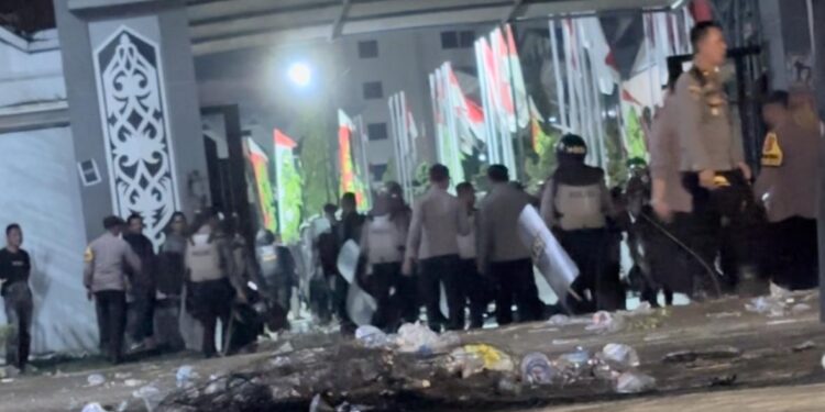 Petugas kembali ke kompleks Gedung DPRD Kaltim usai membubarkan demonstran (Dok: Sirana.id)