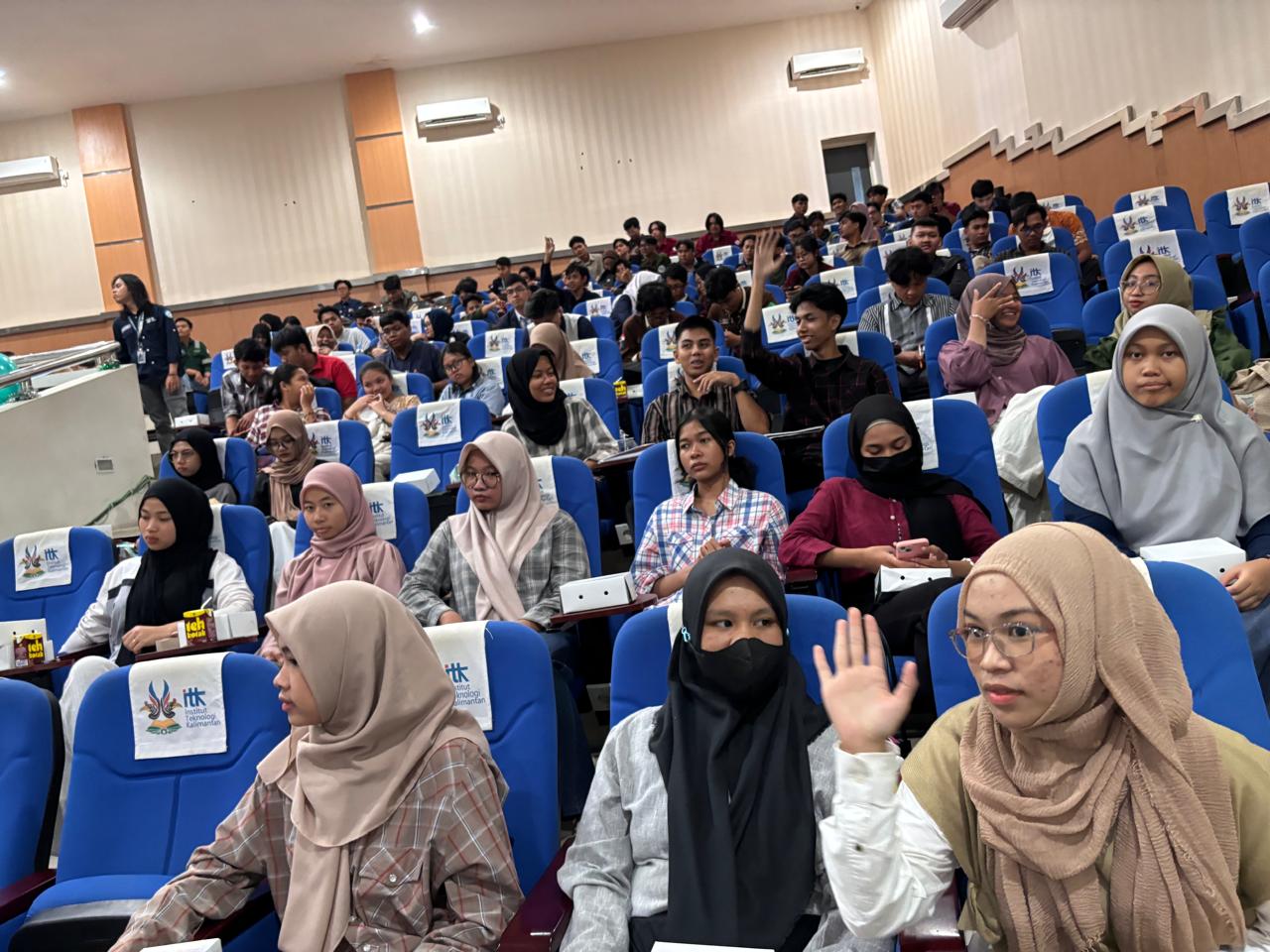Mahasiswa ITK saat hadir dalam acara Seminar Ahli NEWTON 2024 dengan narasumber dari Yayasan Mitra Hijau (Dok: YMH)