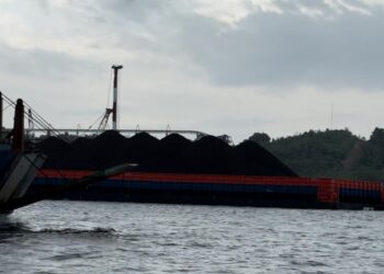 Kapal ponton bermuatan batu bara di Teluk Balikpapan (Sirana.id)