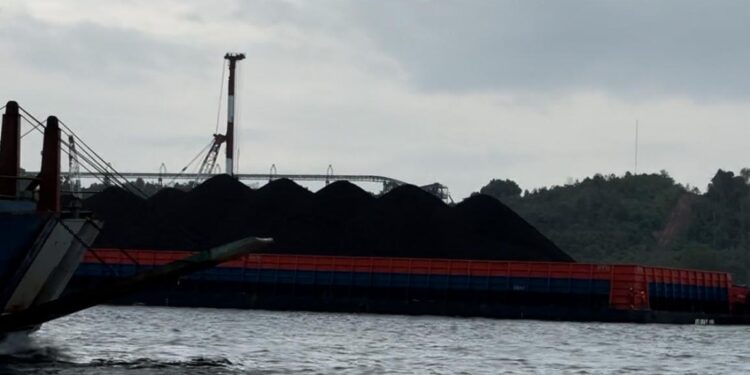 Kapal ponton bermuatan batu bara di Teluk Balikpapan (Sirana.id)