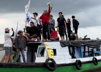 Protes masyarakat adat sekitar IKN di Teluk Balikpapan pada Agustus lalu (Sirana.id)