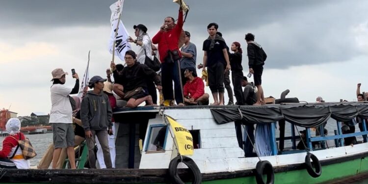 Protes masyarakat adat sekitar IKN di Teluk Balikpapan pada Agustus lalu (Sirana.id)