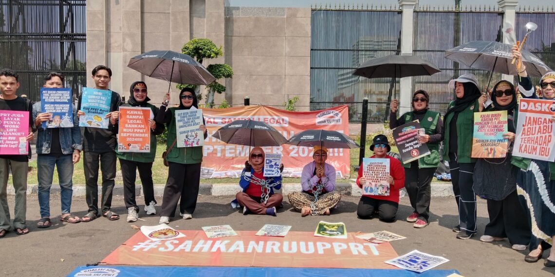 Aksi jaringan Koalisi Sipil untuk UU Perlindungan Pekerja Rumah Tangga (UU PPRT)
