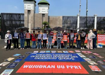 Aksi jaringan Koalisi Sipil untuk UU Perlindungan Pekerja Rumah Tangga (UU PPRT)