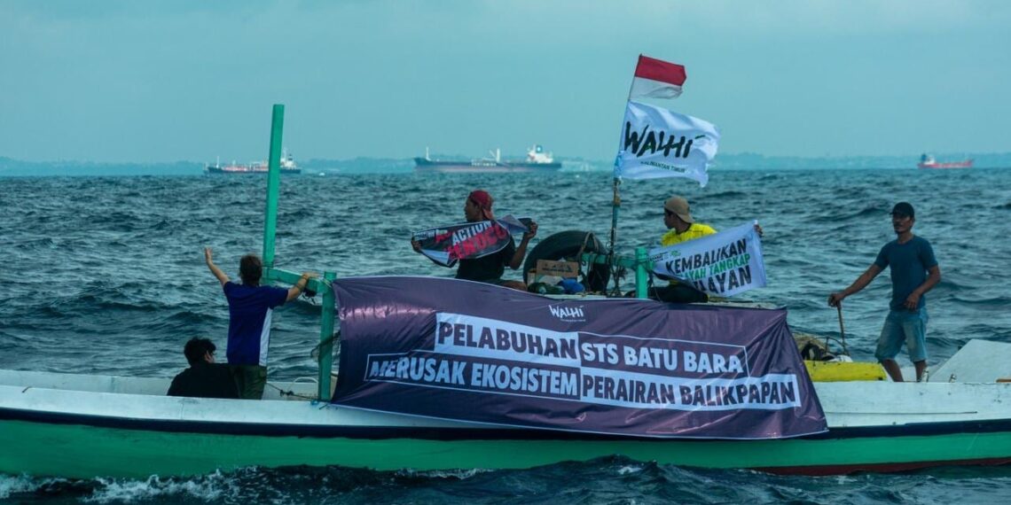 Tumpahan batu bara dan kerusakan dasar laut akibat jangkar-jangkar, buat nelayan makin susah. (Sumber: Walhi Kaltim)