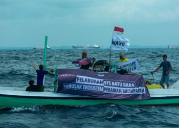 Tumpahan batu bara dan kerusakan dasar laut akibat jangkar-jangkar, buat nelayan makin susah. (Sumber: Walhi Kaltim)