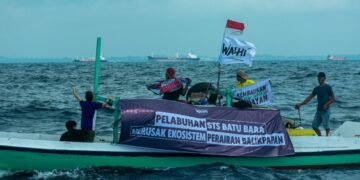 Tumpahan batu bara dan kerusakan dasar laut akibat jangkar-jangkar, buat nelayan makin susah. (Sumber: Walhi Kaltim)