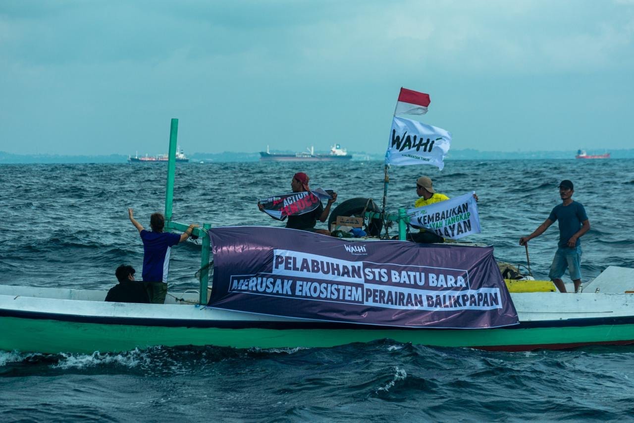 Tumpahan batu bara dan kerusakan dasar laut akibat jangkar-jangkar, buat nelayan makin susah. (Sumber: Walhi Kaltim)