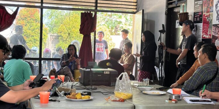 diskusi para aktivis, budayawan, pemuda, dan media soal Pilkada di Kaltim. (sirana.id)