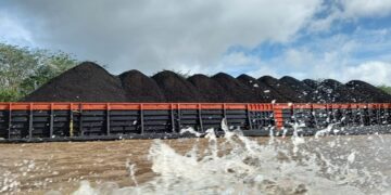 Tongkang batu bara yang melintas di perairan Kaltim (Sirana.id)