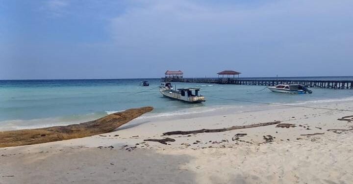 pantai di Pulau Maratua (Sirana.id)