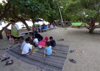 Anak-anak Yayasan Kalasahan Belajar di tepi pantai