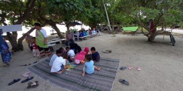 Anak-anak Yayasan Kalasahan Belajar di tepi pantai