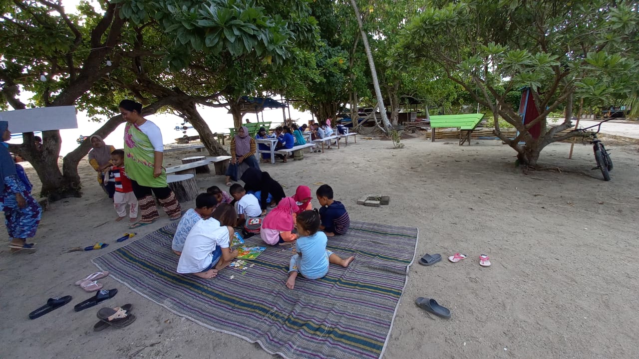 Anak-anak Yayasan Kalasahan Belajar di tepi pantai