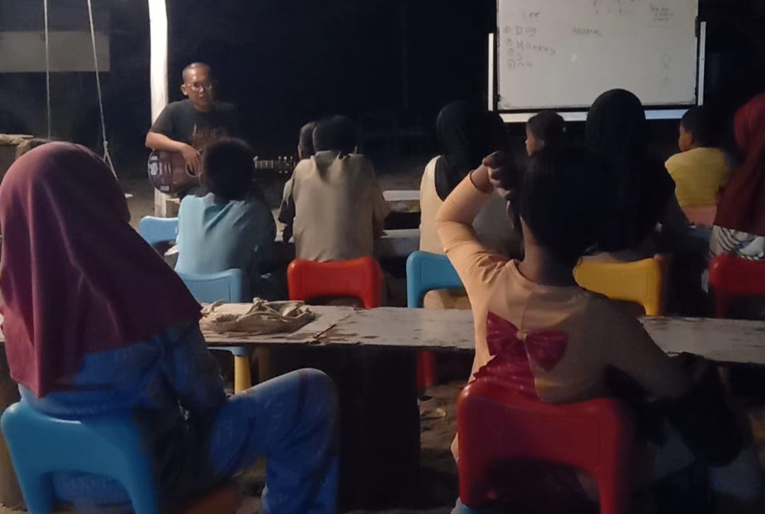 Bernyanyi dan belajar bahasa inggris di Kalasahan