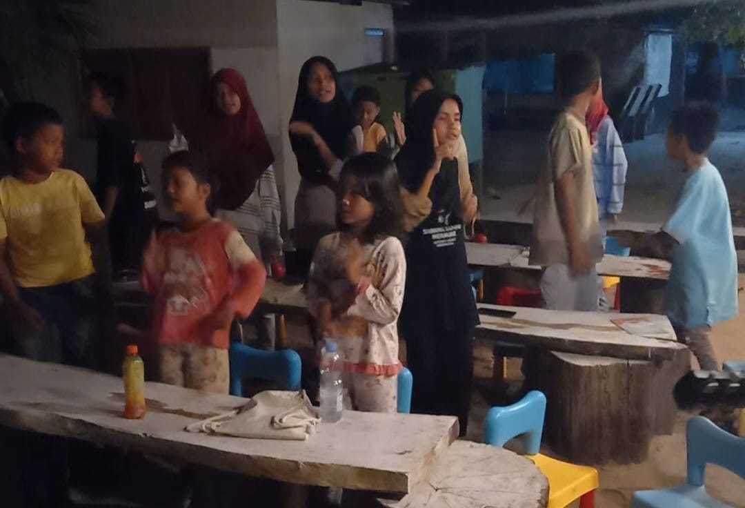 anak-anak bernyanyi dalam kelas suatu kelas di Kalasahan (Sirana.id)