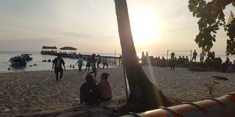 Sore di Tepi Dermaga Umum Maratua (Sirana.id)