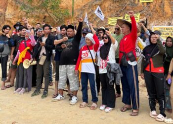 masyarakat adat di sekitar IKN pada upacara Hari Kemerdekaan di Pulau Kwangan, Teluk Balikpapan. (Sirana.id)