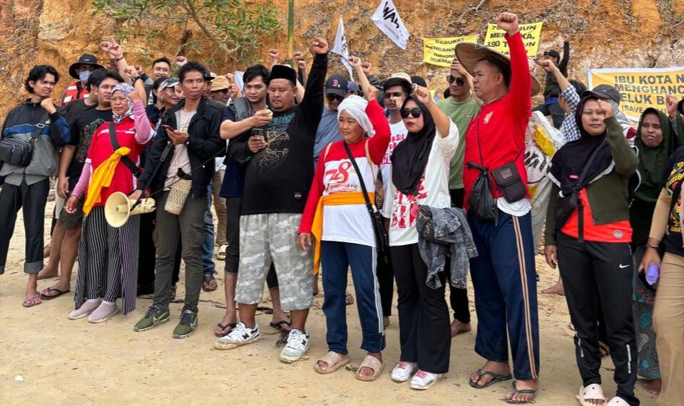 masyarakat adat di sekitar IKN pada upacara Hari Kemerdekaan di Pulau Kwangan, Teluk Balikpapan. (Sirana.id)