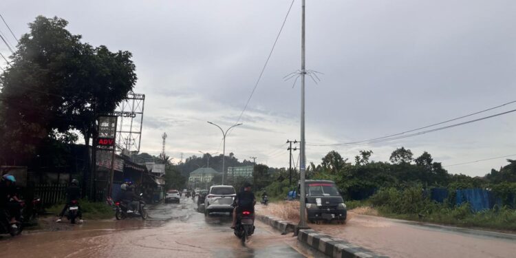 Ilustrasi jalan banjir di Kalimantan Timur (srana