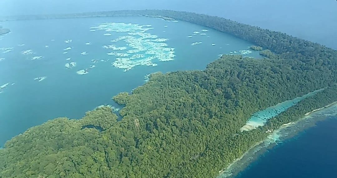 Pemandangan sebelum pesawat mendarat di Bandara Maratua. (Sirana.id)