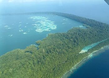 Pemandangan sebelum pesawat mendarat di Bandara Maratua. (Sirana.id)
