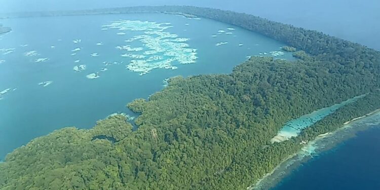 Pemandangan sebelum pesawat mendarat di Bandara Maratua. (Sirana.id)