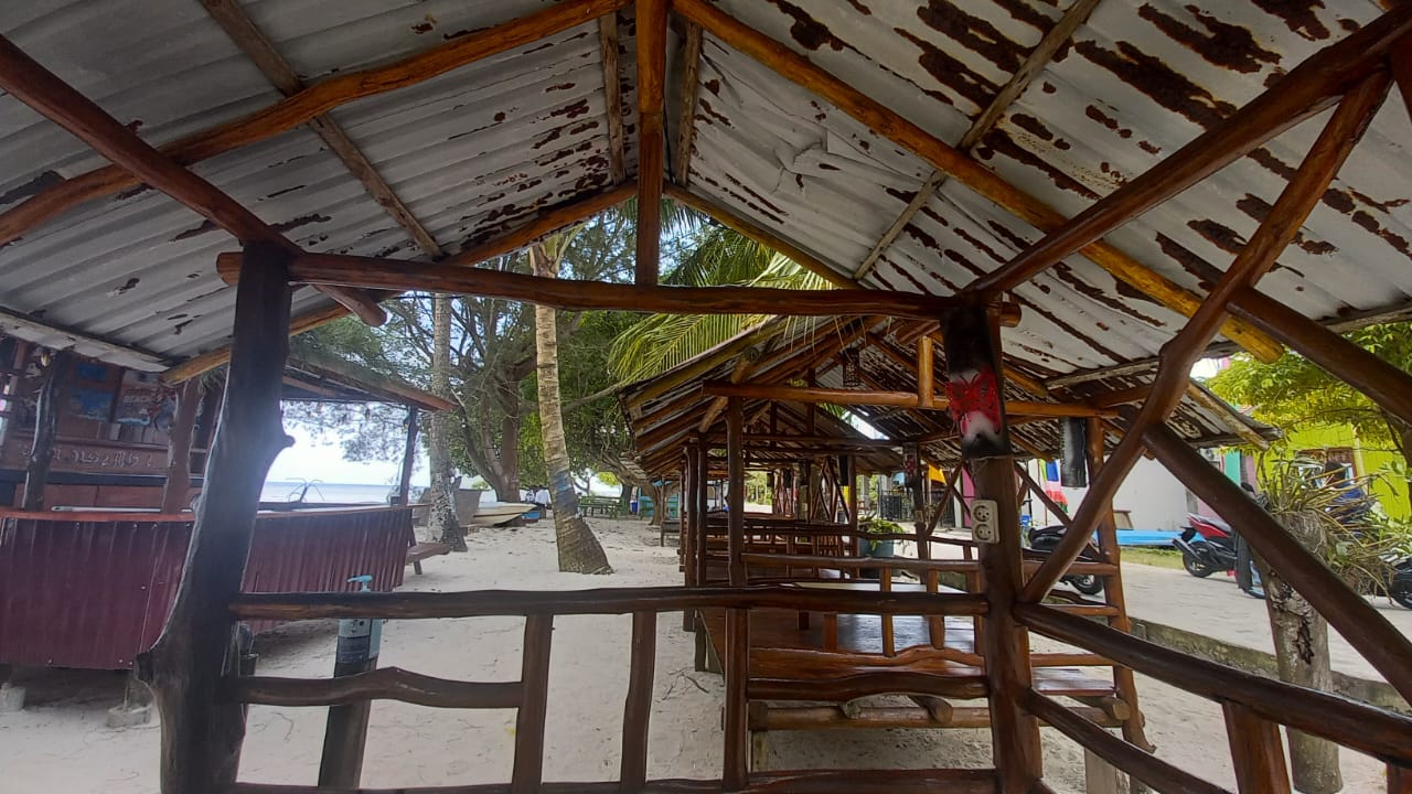 Tepi pantai Teluk Harapan, Maratua yang dipenuhi penjaja makanan (Sirana.id)