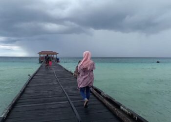 Warga menuju dermaga maratua (sirana.id)