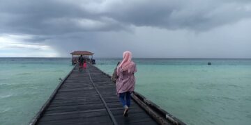 Warga menuju dermaga maratua (sirana.id)