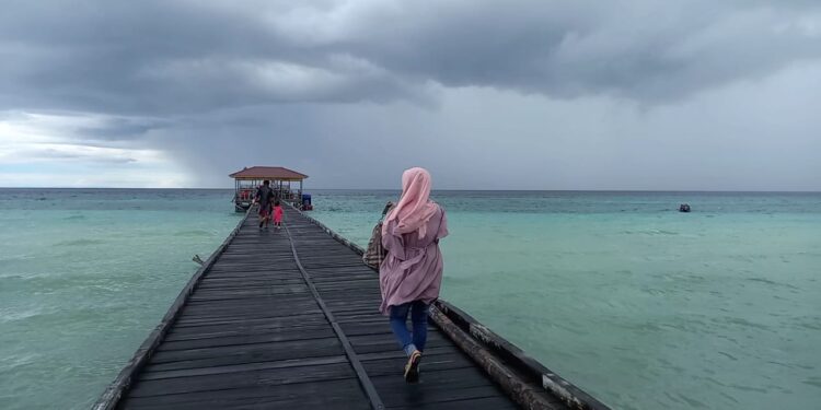 Warga menuju dermaga maratua (sirana.id)